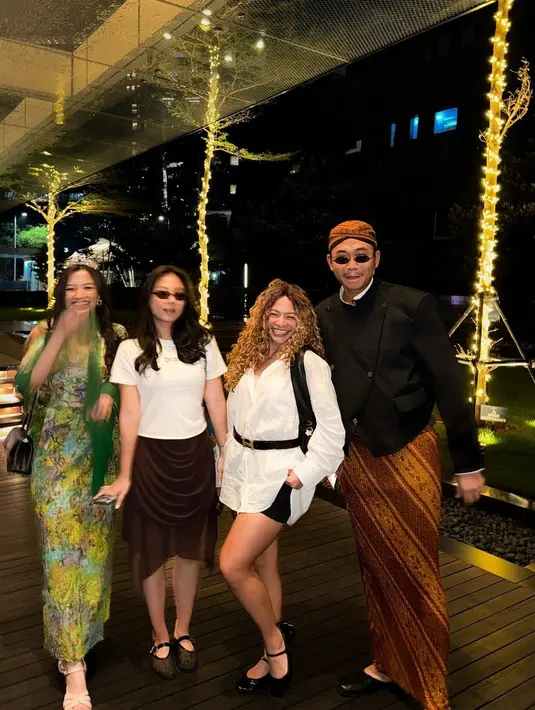 Tak sedikit juga yang menyoroti sisi berbeda dari Amel yang tetap cantik dan stylish dalam setiap kesempatan.  [@amelcarla].