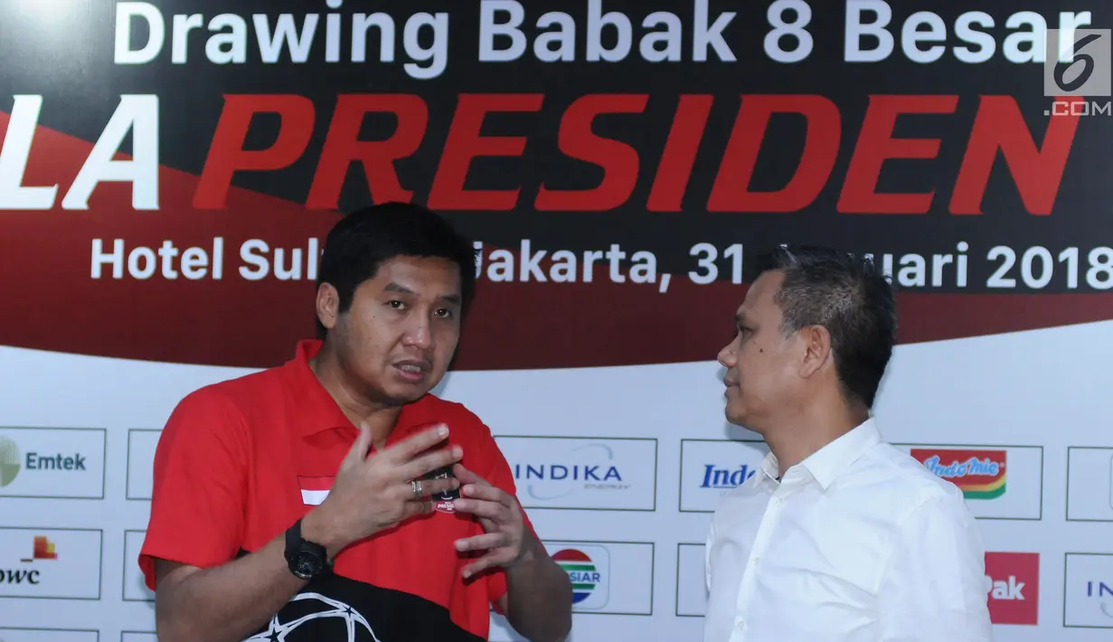 Ketua SC turnamen Piala Presiden 2018, Maruarar Sirait (kiri) berbincang dengan Berlinton Siahaan usai Drawing Babak 8 Besar Piala Presiden 2018 di Jakarta, Rabu (31/1). Babak 8 berlangsung di kota Solo, 3-4 Februari. (Liputan6.com/Helmi Fithriansyah)