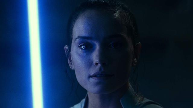 Rey dengan pedang cahayanya. (Foto: Dok. IMDb/ Walt Disney)