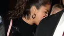 Selena Gomez terpotret menggunakan jepit rambut dengan tulisan "UGLY" berukuran besar. (SPLASH NEWS/Cosmopolitan)