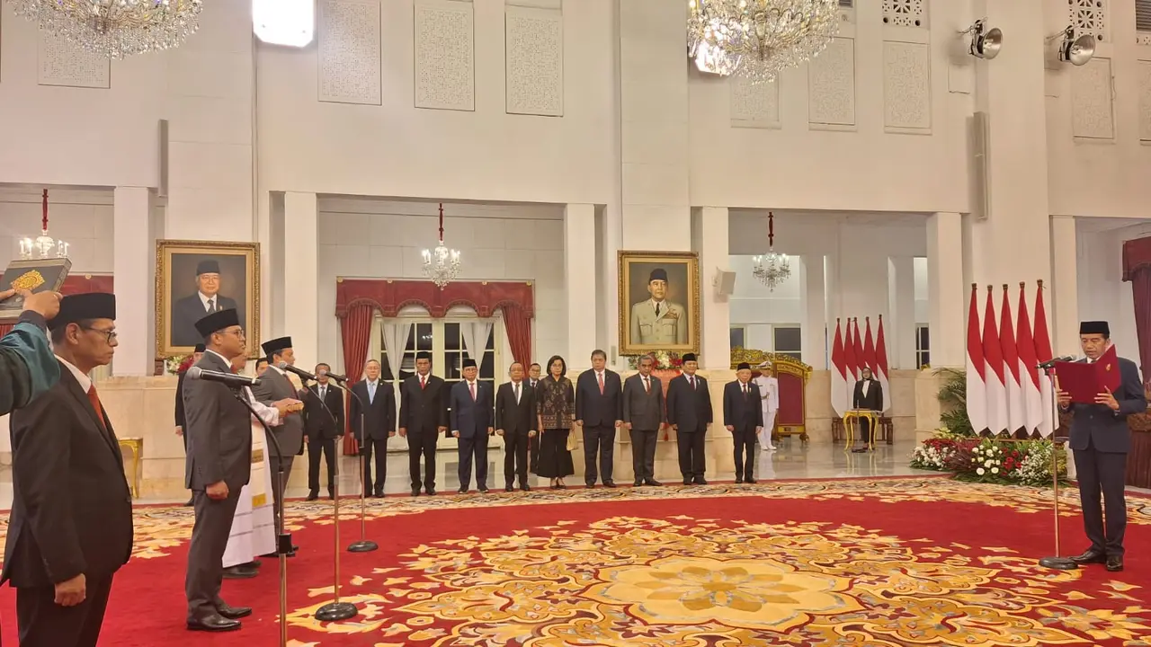 Presiden Joko Widodo atau Jokowi resmi melantik Bendahara Umum Partai Gerindra, Thomas Djiwandono sebagai Wakil Menteri Keuangan (Wamenkeu) II di Istana Negara Jakarta, Kamis, (18/7/2024).
