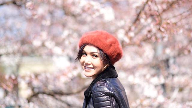 Yuni Shara kini sedang berlibur di Jepang bersama putranyan Cellon Obient Siahaan.
