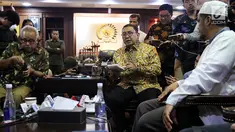 Wakil Ketua DPR Fadli Zon (tengah) berbincang dengan kuasa hukum Abu Bakar Baasyir, Mahendradatta dan anak Abu Bakar Baasyir, Abdurrochim di Kompleks Parleman, Jakarta, Rabu (23/1). Pemerintah membatalkan pembebasan Baasyir. (Liputan6.com/JohanTallo)