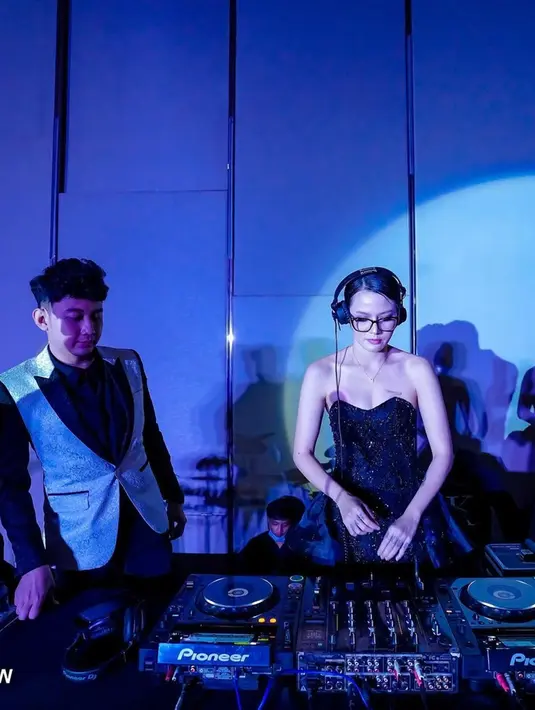Di momen ulang tahun sang adik, Citra sempat unjuk kebolehan. Dikenal sebagai DJ, kekasih Chef Juna ini menjamu para tamu undangan dengan sebuah lagu. Penampilannya yang anggun seketika menjadi tambah keren.(Liputan6.com/IG/@ncit90)