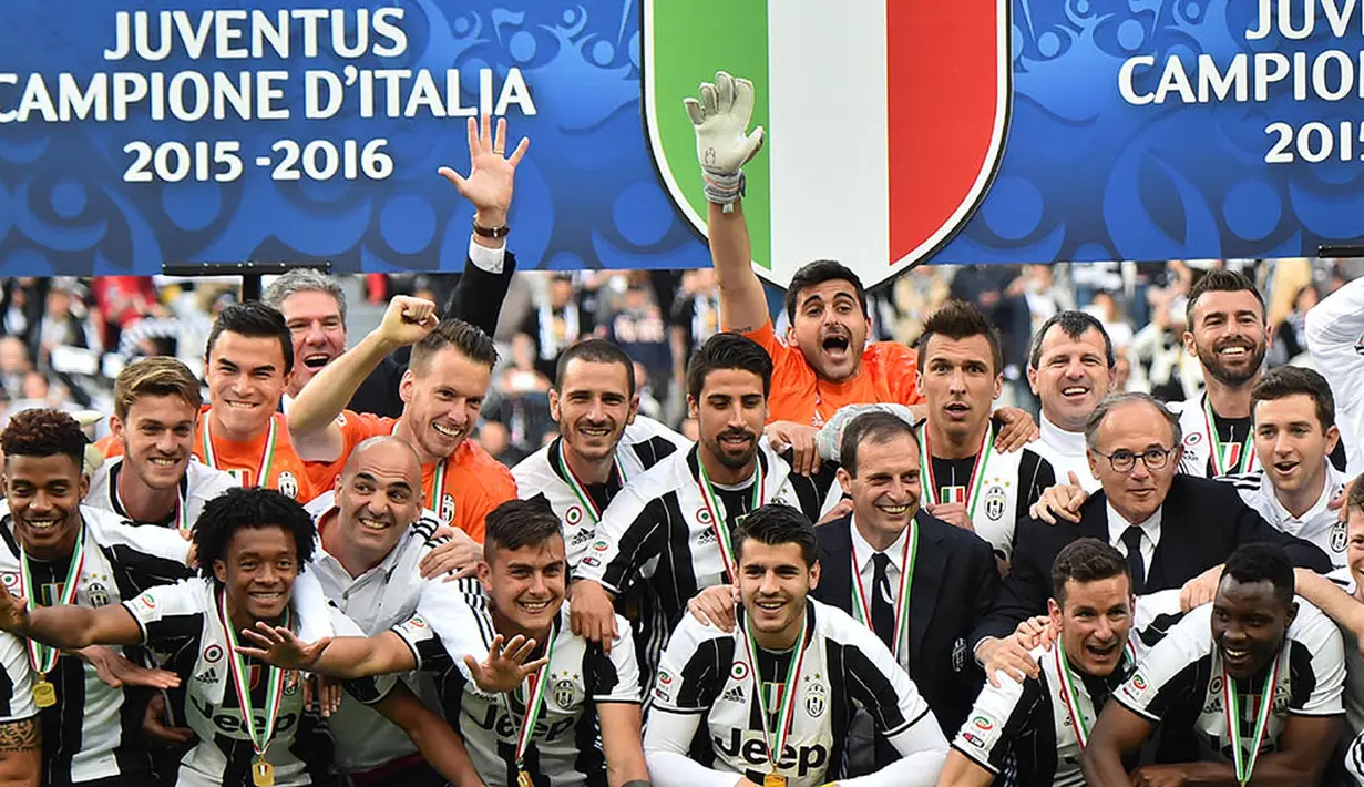 Para pemain dan staff merayakan keberhasilan untuk kelima kalinya secara berturut-turut Juventus meraih gelar scudetto. (AFP/Giuseppe Cacace)