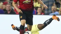 Luke Shaw (kiri) berebut bola dengan pemain Club America, Renato Ibarra pada laga uji coba di University of Phoenix Stadium, Glendale, Arizona, (19/7/2018). MU  bermain imbang 1-1. (AP/Ralph Freso)