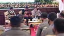 Presiden Joko Widodo bersama Kapolri Jenderal Listyo Sigit Prabowo dan Menteri Koordinator Bidang Politik dan Keamanan Mahfud MD berdoa saat melakukan pertemuan dengan jajaran Kepolisian Negara Republik Indonesia (Polri), di Istana Negara, Jakarta, Jumat (14/10/2022). (Foto: Lukas - Biro Pers Sekretariat Presiden)