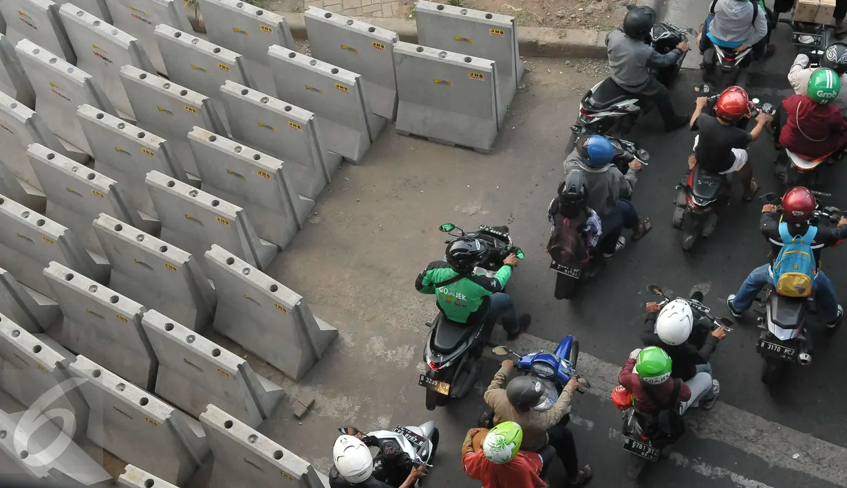 Sejumlah pengendara motor mengantre saat melintas di dekat proyek pembangunan underpass Mampang Prapatan-Kuningan, Jakarta, Selasa (16/5). (Liputan6.com/Helmi Afandi)