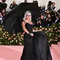 Lady Gaga mengenakan gaun dan payung hitam saat menghadiri Met Gala 2019 yang digelar di The Metropolitan Museum of Art, New York, Amerika Serikat, Sanin (6/5/2019). Lady Gaga tahun ini bertindak sebagai co-chair Met Gala. (Photo by Charles Sykes/Invision/AP)