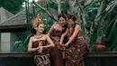 Perempuan berusia 37 tahun itu tampil mempesona dalam balutan kemben dan rok tradisional dari kain tenun Bali. (FOTO: Instagram.com/mariannerumantir).