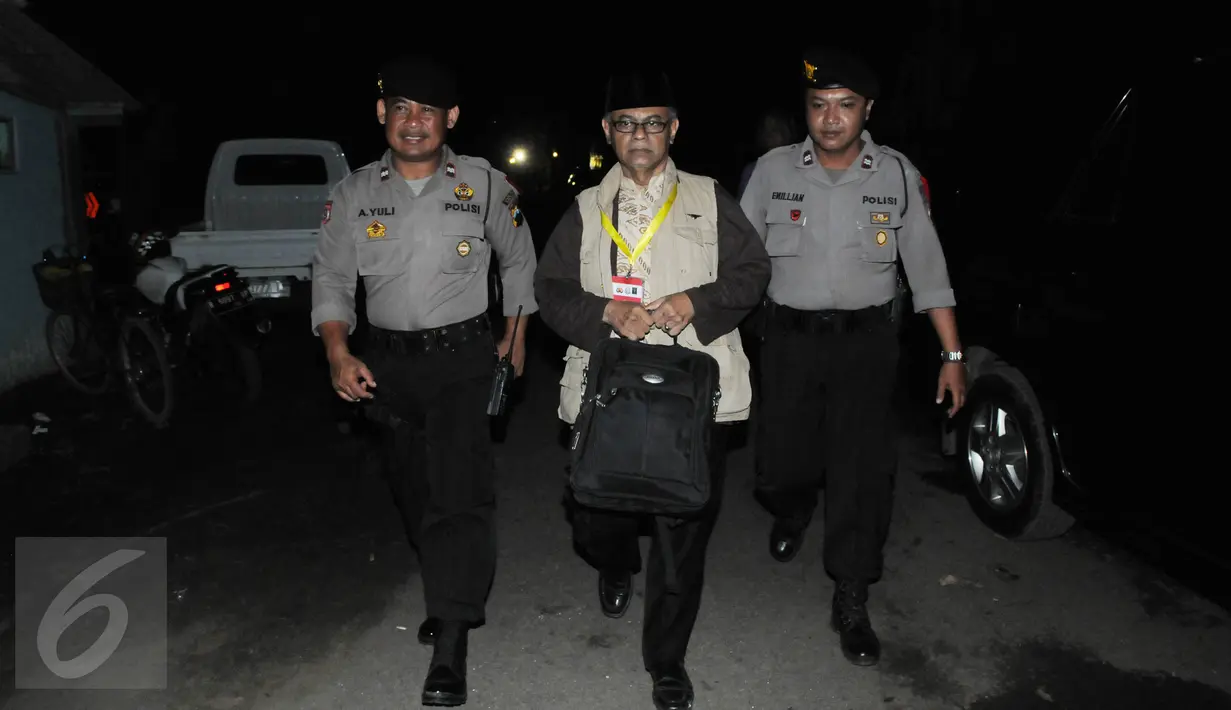 Koordinator kerohanian agama Islam, K.H. Hasan Makarim saat akan menuju Nusa Kambangan, Cilacap, Jateng, (28/7). Detik-detik jelang eksekusi mati 14 terpidana di Lapas Nusa Kambangan, Sejumlah Rohaniawan dihadirkan. (Liputan6.com/Helmi Afandi)