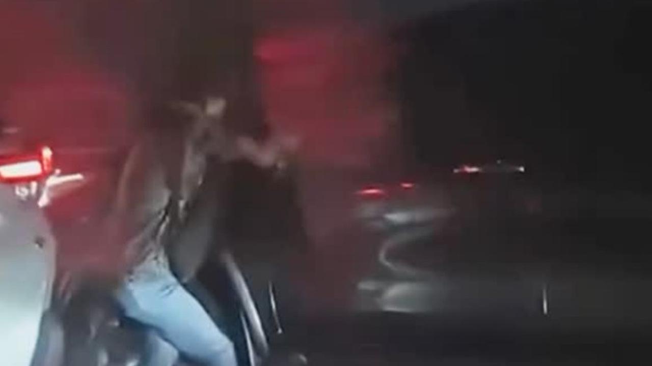 Viral Aksi Santai Bandit Jalanan Congkel Spion Mobil saat Macet di Tomang Jakbar