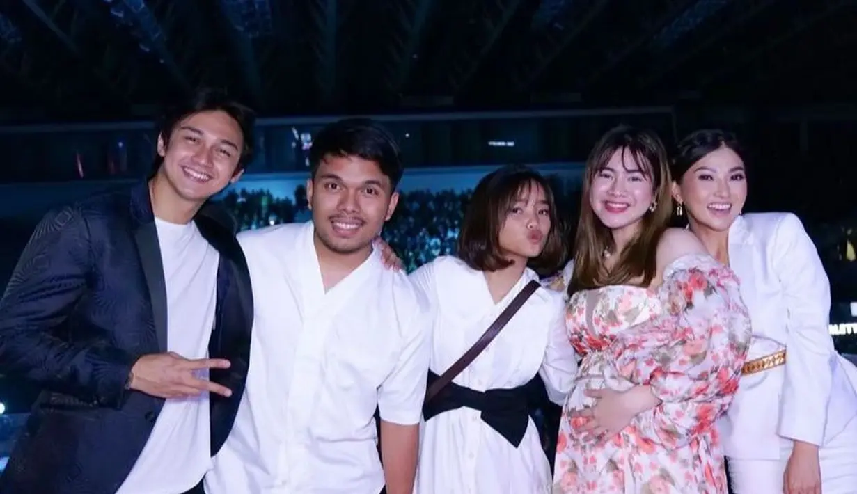 Feli juga berjumpa dengan pasangan yang lagi kasmaran, Fuji-Thariq Halilintar. (Instagram/felicyangelista_).