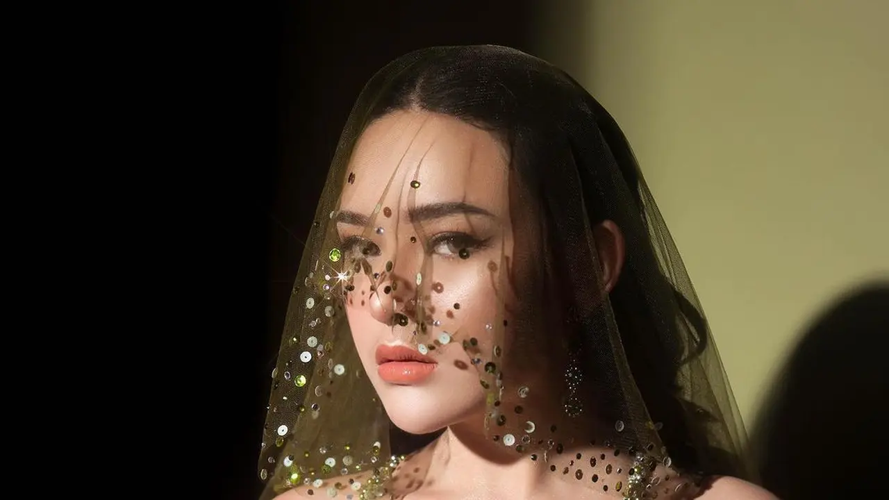 8 Gaya Amanda Manopo dalam Balutan Gaun Semi Transparan Sensasional, Inspirasi Red Carpet Look