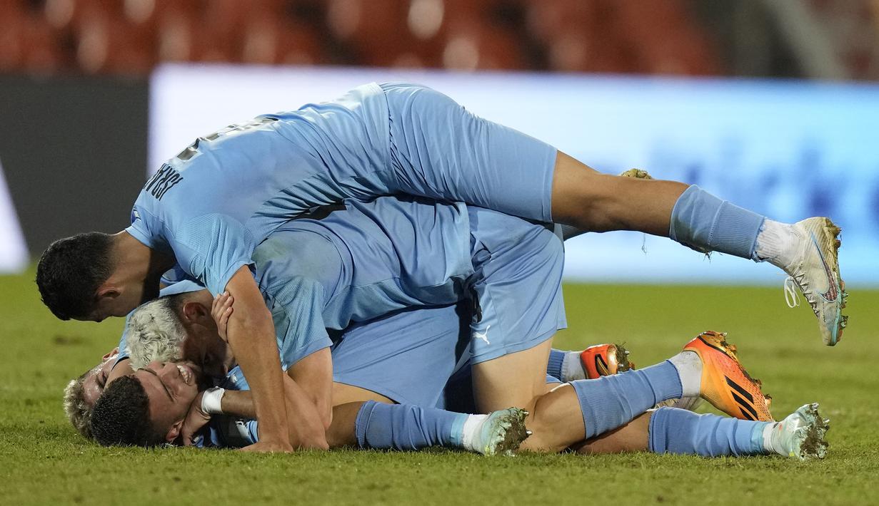 Selebrasi kemenangan para pemain Timnas Israel U-20 2023 setelah berakhirnya laga babak 16 besar Piala Dunia U-20 2023 menghadapi Uzbekistan di Malvinas Argentinas Stadium, Mendoza, Argentina, Rabu (31/5/2023) dini hari WIB. (AP Photo/Ricardo Mazalan)