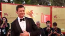 Hugh Jackman berpose untuk fotografer setibanya di pemutaran perdana film 'The Son' selama Festival Film Venesia edisi ke-79 di Venesia, Italia, Rabu (8/9/2022). Aktor yang pernah memainkan karakter Wolverine ini menampilkan senyuman manisnya saat berpose di karpet merah. (Joel C Ryan/Invision/AP)