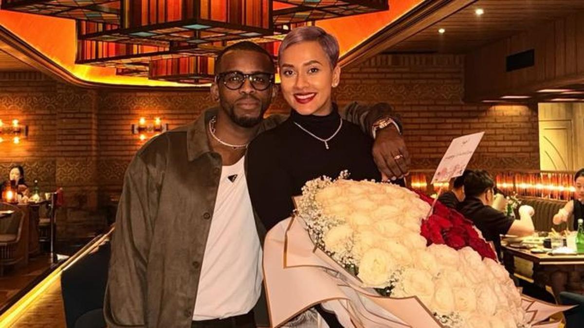 5 Potret Dinner Romantis Kimmy Jayanti dan Greg Nwokolo, Buket Bunga Mawar Tanda Cinta