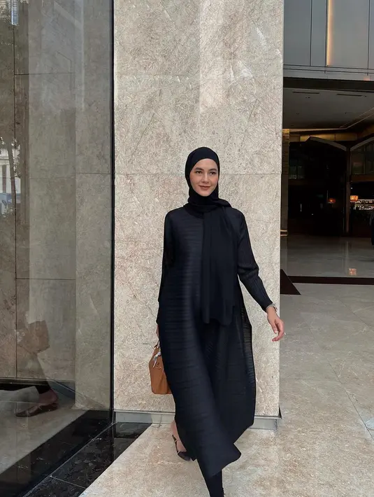 Padu padan outfit simple tapi elegan. Paula memadukan abaya dan hijab hitamnya dengan tas Hermes warna coklat. [@paula_verhoeven].