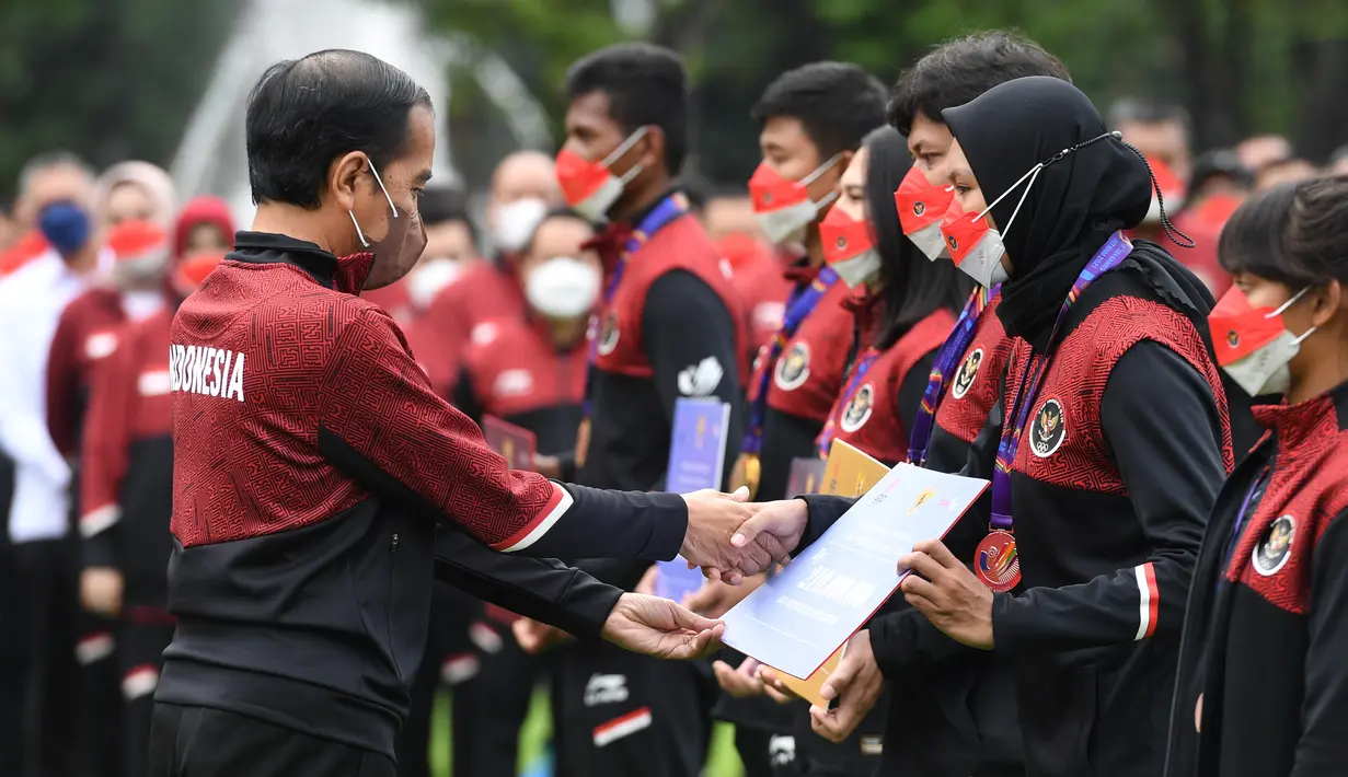 <p>Presiden Joko Widodo (kiri) berjabat tangan atlet saat upacara penyerahan bonus atlet SEA Games ke-31 Vietnam di Halaman Istana Merdeka, Jakarta, Senin (13/6/2022). Presiden menyerahkan total bonus kepada seluruh atlet sebesar Rp130,5 Miliar sementara untuk pelatih dan asisten pelatih sebesar Rp32 Miliar. (FOTO: Lukas - Biro Pers Sekretariat Presiden)</p>