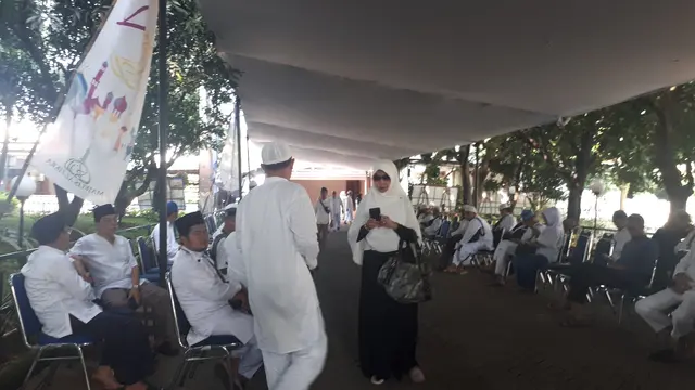 Ratusan pelayat menunggu kedatangan jenazah Ustaz Arifin Ilham di Majelis Az Zikra, Bogor (Liputan6.com/ Zulfa Ayu S)