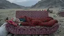 Dataran gurun tandus di antara pegunungan di Afghanistan timur dipenuhi ratusan ribu orang. (AP Photo/Ebrahim Noroozi)