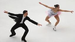 Penampilan pesenam Federica Testa dan Lukas Csolley pada ajang ISU Grand Prix di Beijing, Tiongkok, Jumat (6/11/2015). (EPA/Wu Hong)