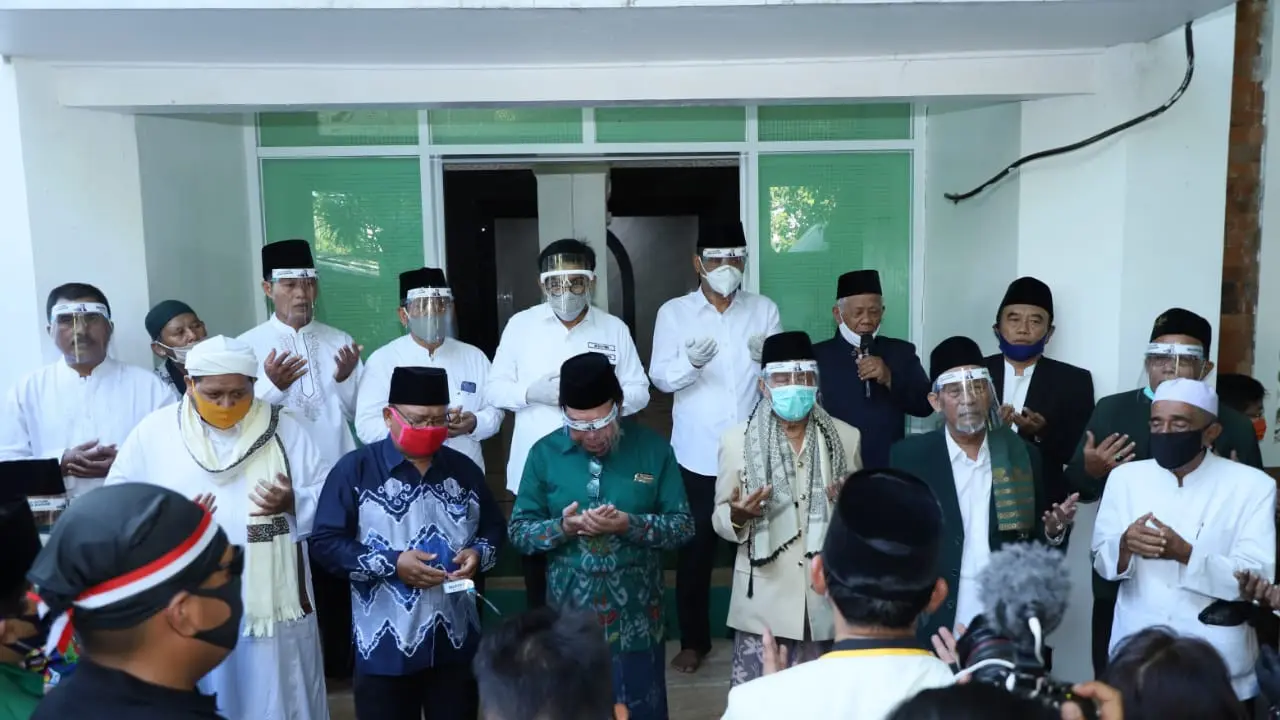 pasangan calon wali kota dan wakil wali kota Surabaya, Machfud Arifin-Mujiaman di antara para kiai dan ulama saat mendaftar ke KPU Kota Surabaya. (Istimewa)