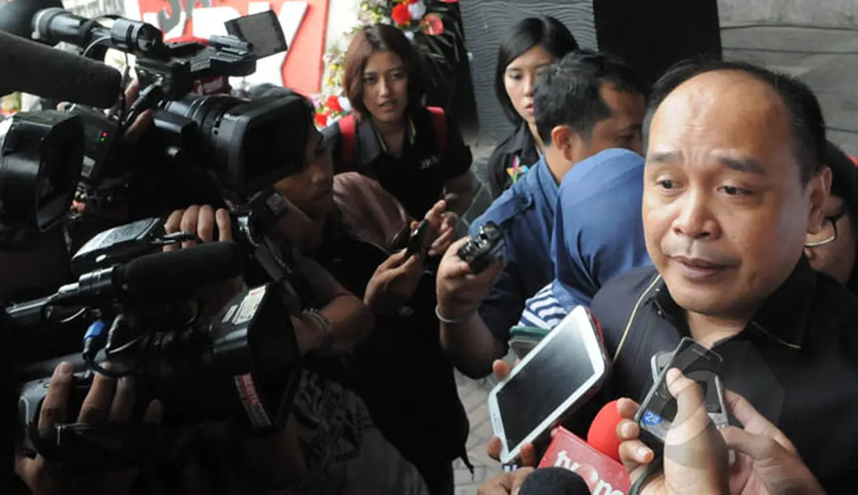Supriansa, penghuni kamar apartemen The Capital Resident saat menjawab pertanyaan wartawan yang menunggunya di Gedung KPK, Jakarta, Senin (23/2/2015). (Liputan6.com/Herman Zakharia)