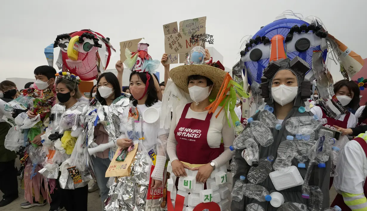 <p>Aktivis lingkungan yang mengenakan pakaian berbahan sampah plastik berpartisipasi dalam kampanye memperingati Hari Bumi melawan perubahan iklim di Seoul, Korea Selatan, Jumat (22/4/2022). (AP Photo/Ahn Young-joon)</p>