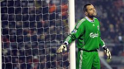 Kiper Liverpool, Diego Cavalieri, saat melawan Reading pada laga Liga Liga Inggris di Stadion Anfield, (13/1/2010). Kiper yang pernah bermain untuk Liverpool selama dua musim pada 2008-2010 itu memutuskan pindah ke Fluminese pada 2011. Dan di klub Brasil itulah Diego Cavalieri pernah kerja bersama dengan Ciro Alves. (AFP/Paul Ellis)