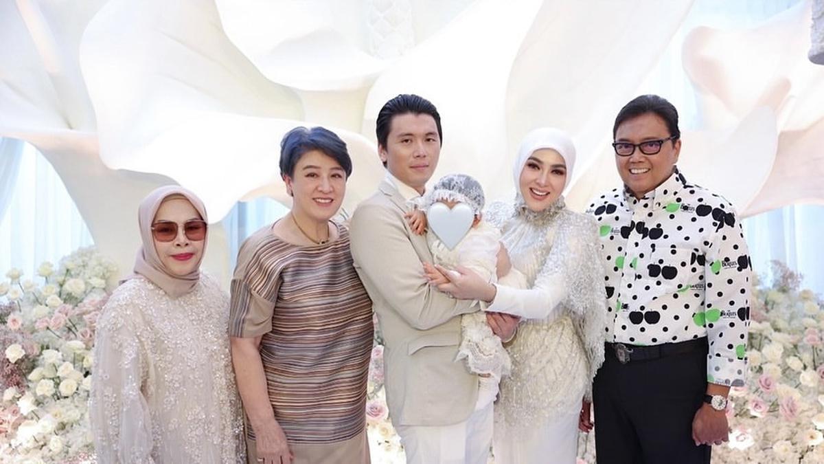 Potret Kedekatan Syahrini dengan Ayah dan Ibu Mertua, Kompak di Berbagai Kesempatan