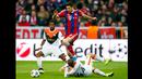 Penyerang Bayern Muenchen, Robert Lewandowski berusaha melewati dua pemain Shakhtar Donetsk pada leg kedua 16 besar Liga Champions di Allianz Arena, German (11/3/15). Bayern Munich Menang 7-0 atas Shakhtar Donetsk. (Reuters/Michaela Rehle)