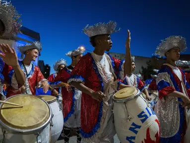 Penabuh genderang memainkan Candombe, gaya musik dan tarian Afro-Uruguay selama parade karnaval "Las llamadas" di Montevideo, Uruguay, Kamis (10/2/2022). (AP Photo/Matilde Campodonico)