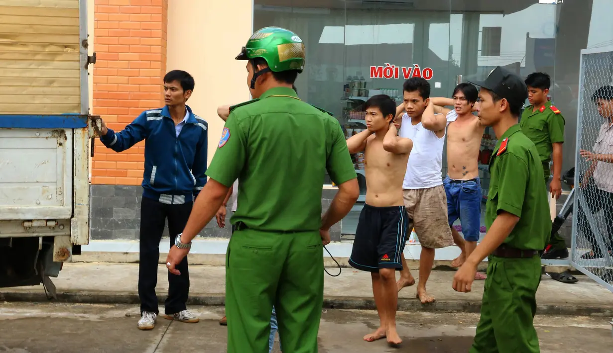 Pecandu narkoba yang berhasil ditangkap usai melarikan diri dari pusat rehabilitasi di Dong Nai, Vietnam, Senin (24/10). Lebih dari 500 pecandu narkoba kabur menjebol dinding dan merusak jendela menggunakan tongkat serta alat pemadam kebakaran. (STR/AFP)
