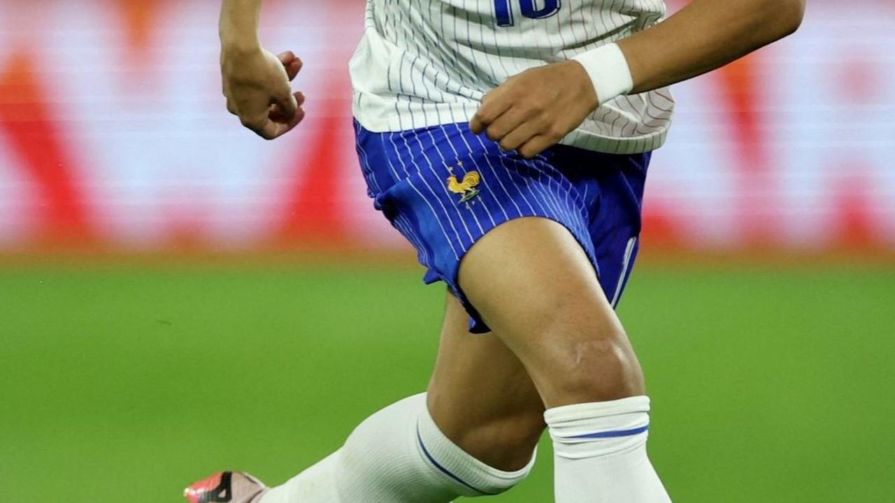 Belum ada pernyataan resmi dari pihak Prancis mengenai kondisi Mbappe, namun foto dan video yang beredar menunjukkan bahwa hidungnya patah. Foto: REUTERS / Thilo Schmuelgen<br>