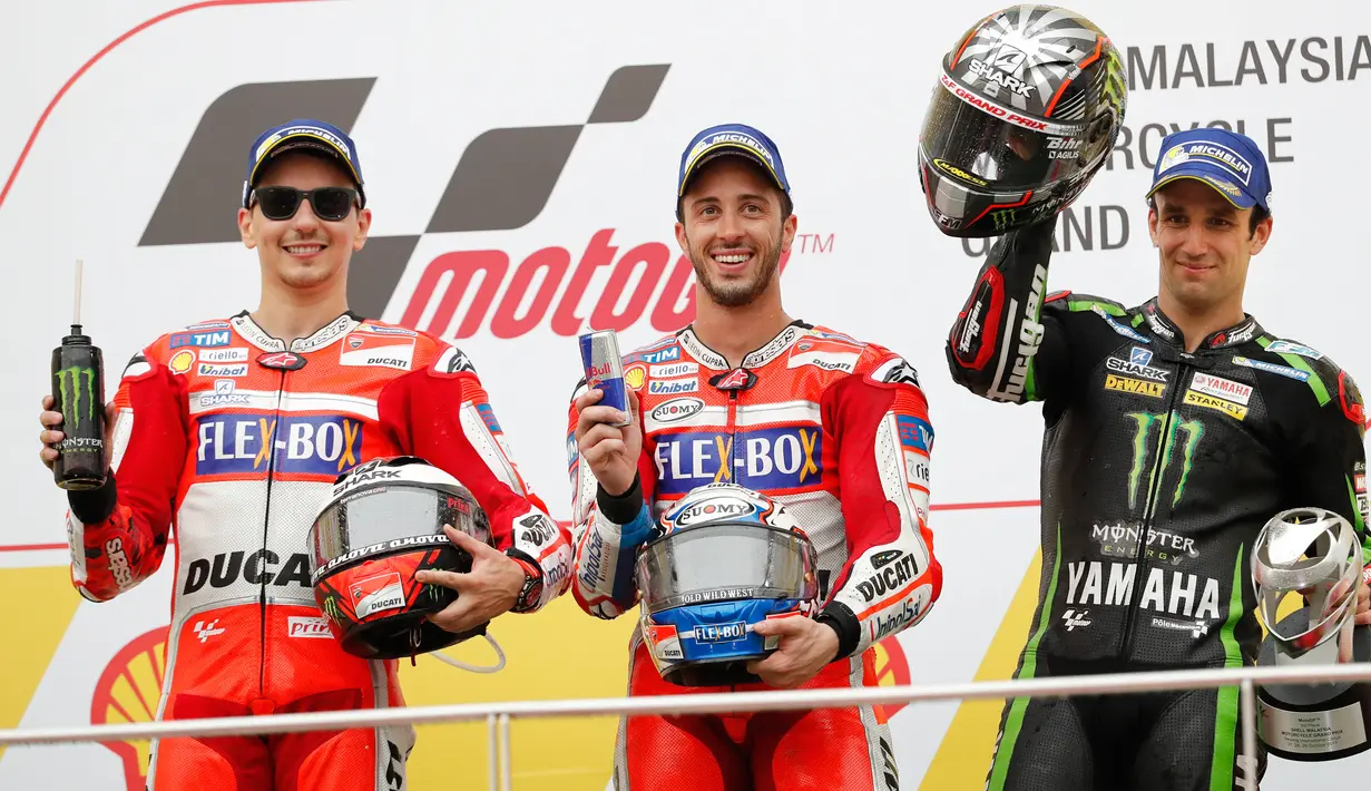 Juara MotoGP Malaysia, pembalap Ducati Team Andrea Dovizioso bersama juara kedua, pebalap Ducati Jorge Lorenzo dan pembalap Yamaha Tech 3, Johann Zarco melakukan selebrasi di atas podium sirkuit Sepang, Minggu (29/10). (AP/Vincent Thian)