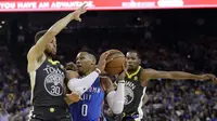 Bintang Oklahoma City Thunder Russell Westbrook (tengah) menerobos duo Golden State Warriors Stephen Curry (kiri) dan Kevin Durant pada duel NBA di Oracle Arena, Selasa (6/2/2018) atau Rabu (7/2/2018) WIB. (AP Photo/Marcio Jose Sanchez)