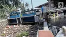 Banjir juga disebabkan, tersumbatnya saluran air oleh sampah yang membuat aliran di sungai sekitar permukiman warga meluap. (Liputan6.com/Herman Zakharia)