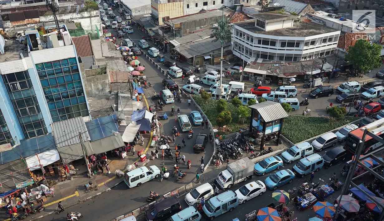 Kendaraan terjebak macet di kawasan Tanah Abang, Jakarta, Selasa (21/5). Laporan Oxford Economics berjudul Global Cities 2018 menyebut Jakarta akan jadi kota dengan jumlah penduduk terbesar di dunia pada 2035, yakni 38 juta jiwa. (Liputan6.com/Immanuel Antonius)