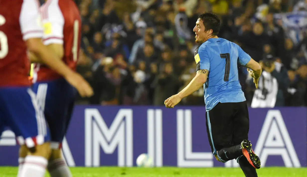 Cristian Rodriguez mencatatkan namanya pada papan skor saat Uruguay menang telak atas Paraguay 4-0 pada kualifikasi Piala Dunia 2018 Zona Conmebol di Montevideo (7/9/2016) WIB. (AFP/Pablo Porciuncula)