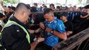 Petugas keamanan mememeriksa tas dari seorang pendukung Persib Bandung sebelum laga leg 1 final Championship Series BRI Liga 1 2023/2024 melawan Madura United di Stadion Si Jalak Harupat, Bandung, Minggu (26/05/2024). (Bola.com/Muhammad Iqbal Ichsan)