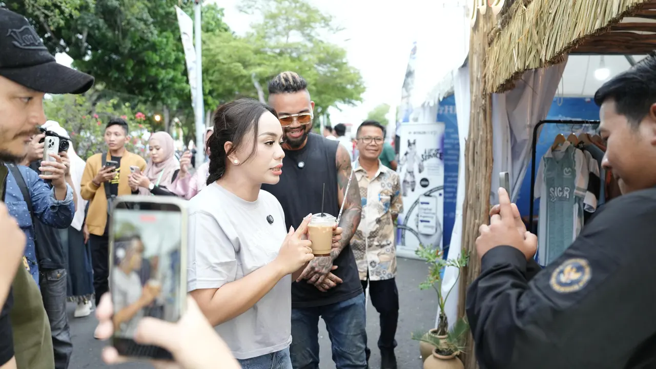 Utusan Khusus Presiden Bidang Pariwisata Indonesia, Zita Anjani mengunjungi stand UMKM di Lamsel Fest 2025.