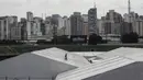 Seorang pria bekerja di lokasi pembangunan rumah sakit sementara di kompleks olahraga Ibirapuera di tengah merebaknya wabah COVID-19 di Sao Paulo (16/4/2020). Total pasien yang meninggal juga bertambah dari 1.736 menjadi 1.924, dengan tingkat kematian sebesar 6,3 persen. (Xinhua/Rahel Patrasso)