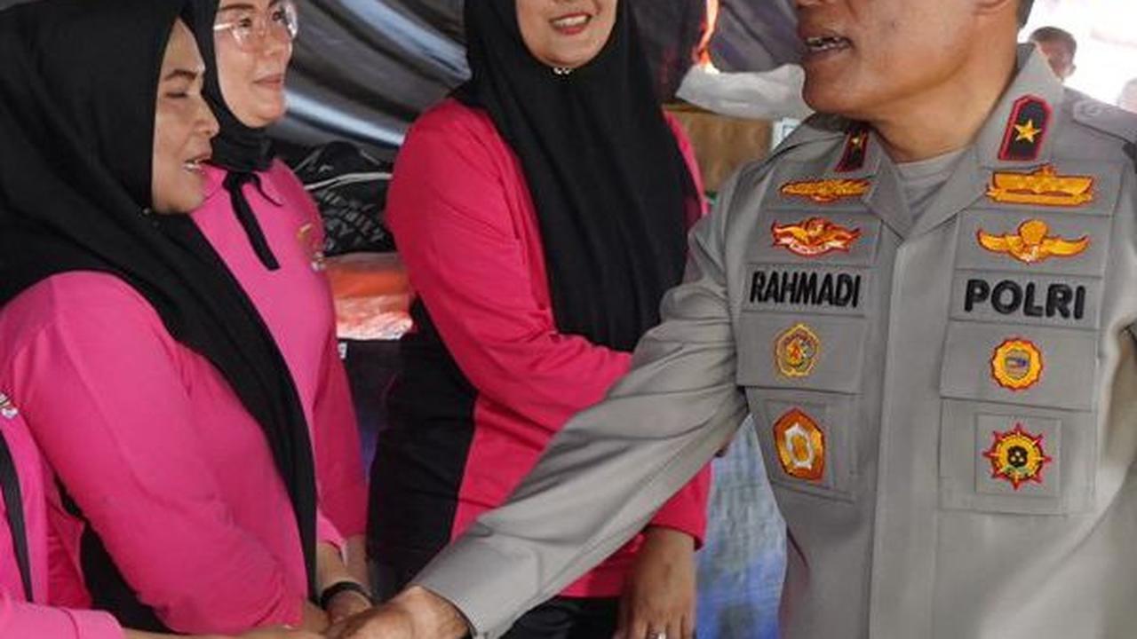 Wakapolda Riau Salurkan Bantuan untuk Korban Banjir di Rohul