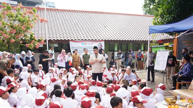 Acara Gotong Royong Makan Bahagia Gratis di SDN Petojo Selatan 06 Jakarta Pusat, Selasa (24/6/2025). (Foto: ekon.go.id)