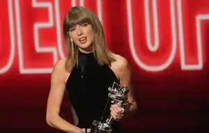 Taylor Swift Sumbangkan Penghargaan Video of the Year untuk Dolly Parton