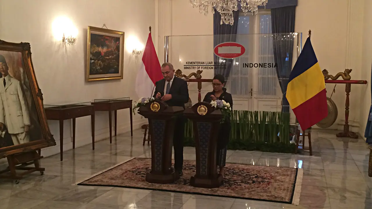 Menteri Luar Negeri Rumania Lazar Comanescu dan Menteri Luar Negeri Indonesia Retno Marsudi 