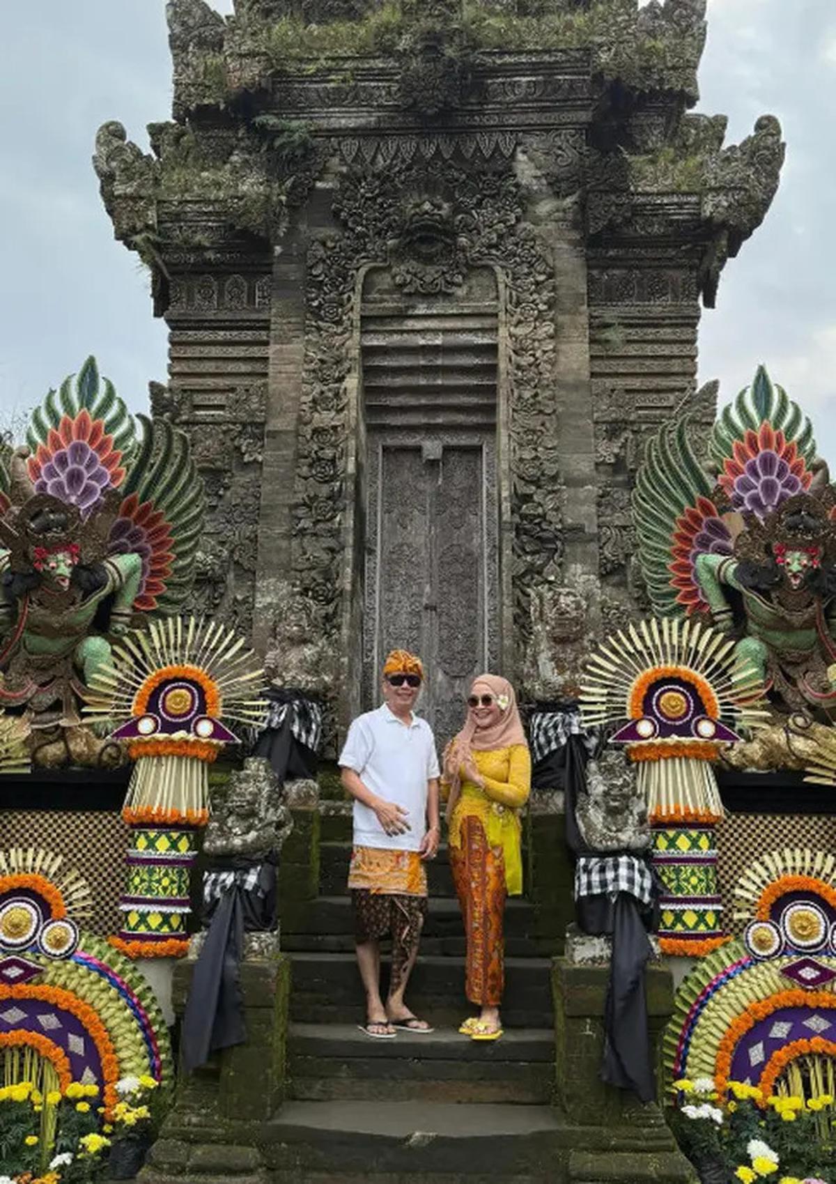 Gaya Umi Kalsum Ibunda Ayu Ting Ting saat Liburan di Bali, Model Sandal Jepitnya Curi Perhatian