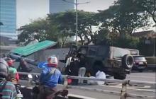 Detik-detik Maung TNI Tabrak Separator dan Plang Tol Dalam Kota
