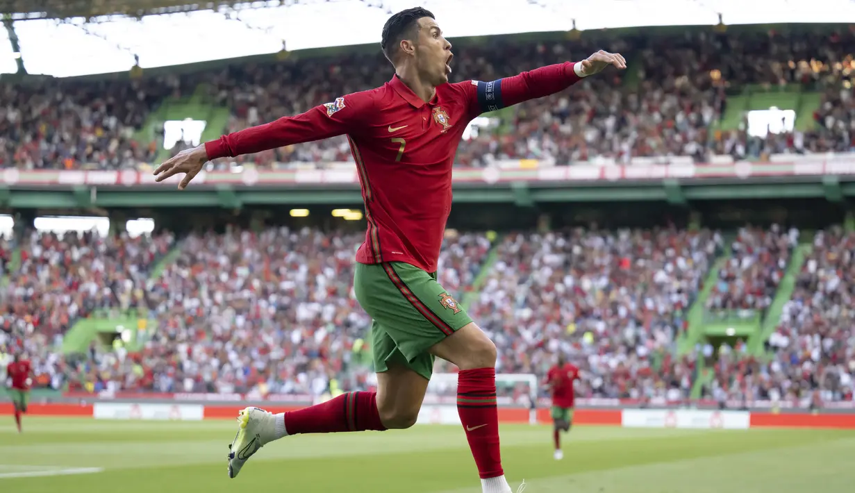 <p>Penyerang Portugal, Cristiano Ronaldo berselebrasi usai mencetak gol ke gawang Swiss pada pertandingan kedua Grup A2 UEFA Nations League di Stadion Jose Alvalade di Lisbon, Senin (6/6/2022). Ronaldo mencetak dua gol dan mengantar Portugal menang telak atas Swiss 4-0. (AP Photo/Armando Franca)</p>